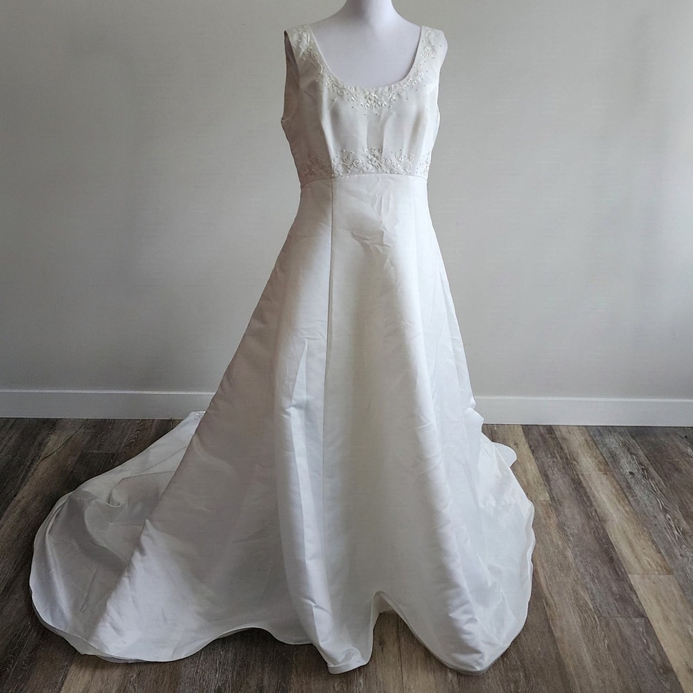 David's Bridal Wedding Gown 16 Ivory Embroidered Beaded A-Line Dress Long Train